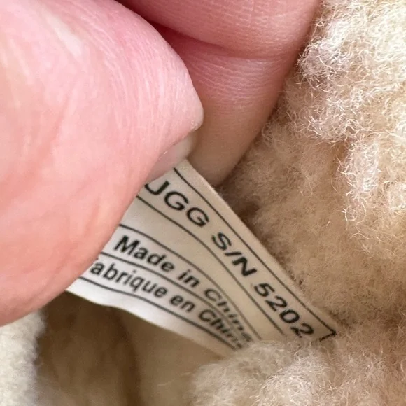 Erin UGG baby moccasin boots - Picture 2 of 9